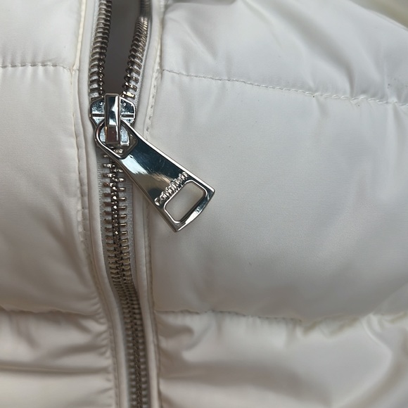 Calvin Klein Cream Puffer Vest Size XS contrasting Black Sides - Picture 12 of 12